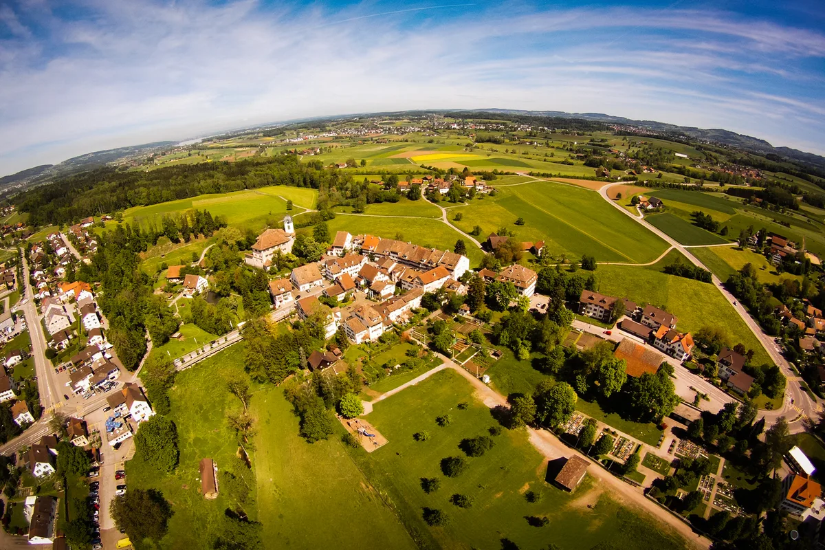 Blick von oben auf das Stedtli Grüningen.